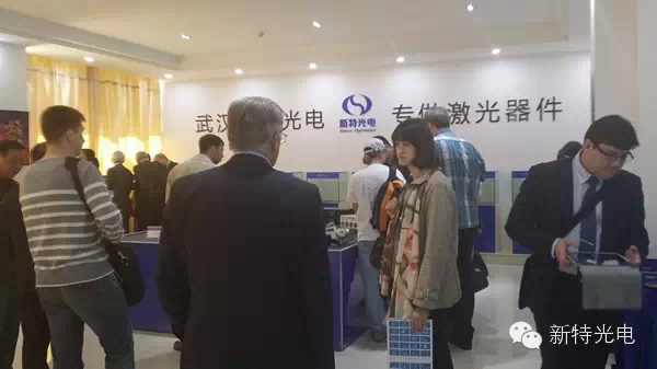 俄罗斯激光代表团对wnsr威尼斯光电激光配件感到吃惊！