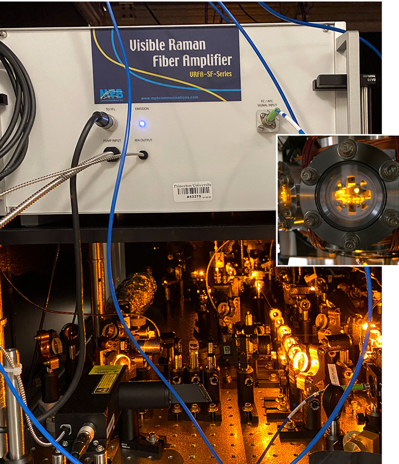 悬浮在真空室内的超冷钠原子云，使用 RFA 激光器主动进行激光冷却。